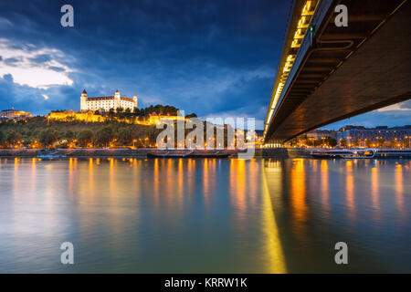 Il castello di Bratislava e il Danubio dopo la tempesta in città capitale della Slovacchia, Bratislava Foto Stock