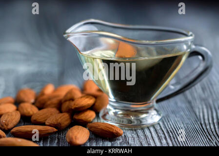 Olio di Mandorle dolci in un barattolo di vetro e kernel Foto Stock