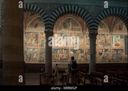 Affresco Antico Testamento ciclo e Nuovo Testamento ciclo nella Collegiata romanica di Santa Maria Assunta (Collegiata dell Assunzione di Maria) in Hi Foto Stock