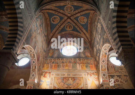 Affresco Antico Testamento ciclo e Nuovo Testamento ciclo nella Collegiata romanica di Santa Maria Assunta (Collegiata dell Assunzione di Maria) in Hi Foto Stock