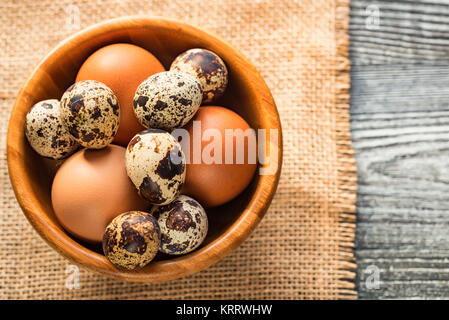 Fattoria fresco Uova marrone su sfondo rustico Foto Stock