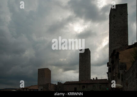 Torri medievali dal XIII secolo, la Torre dei Campatelli, Torre dei Cugnanesi e torre dei Becci nel centro storico di San Gimignano elencati World Heri Foto Stock