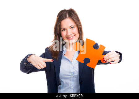 Business donna in possesso di un pezzo di puzzle Foto Stock