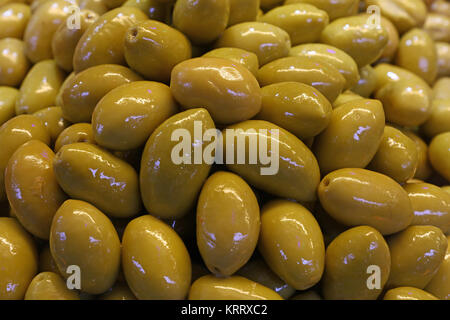 Verdi snocciolate olive ripiene in olio vicino fino Foto Stock