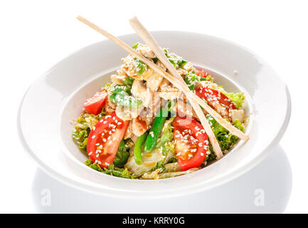 Appetitoso ristorante Luce insalata con funghi cibo su sfondo bianco Foto Stock