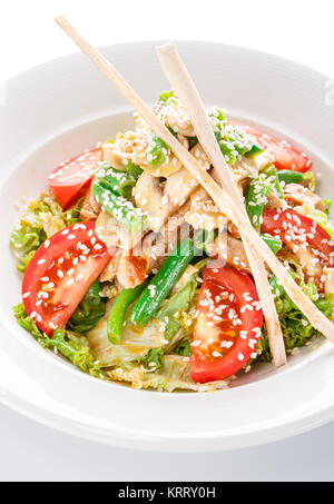 Appetitoso ristorante Luce insalata con funghi cibo su sfondo bianco Foto Stock