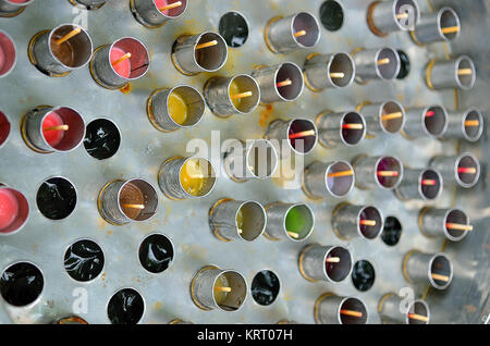 Tailandese tradizionale ghiaccioli Maker realizzato utilizzando succo di frutta versare al tubo in acciaio inox e immergetevi in un serbatoio, quindi ruotare la parte superiore,questo agita il ghiaccio e si assesta i tubi Foto Stock