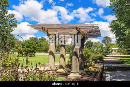 Follia o pavillion con ruvida di facsimile colonne classiche e travi di legno in un parco di autunno Foto Stock