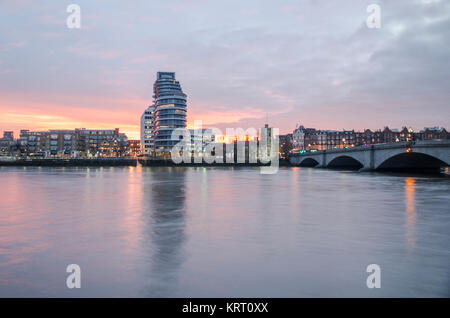 Putney Bridge nella zona sud-ovest di Londra che collega Putney e Fulham Foto Stock