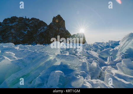 Una vista del capo Khoboy e il lago Baikal in tempo chiaro durante il tramonto Foto Stock