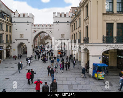 Karlstor era grande fortificazione di difesa e checkpoint estremità occidentale della Neuhauser Straße Monaco di Baviera Baviera Germania UE visto da Karlsplatz Foto Stock