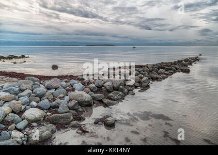 Ocean con rocce e nuvole Foto Stock