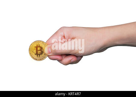 Mano d'uomo detiene una moneta d'oro bitcoin moneta. Isolato su bianco Foto Stock