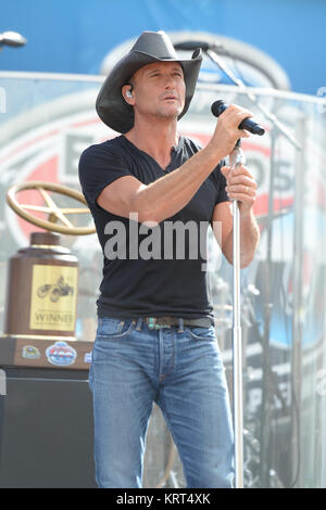 HOMESTEAD, FL - 22 novembre: musicista Tim McGraw esegue prima la NASCAR Sprint Cup Series Ford EcoBoost 400 a Homestead-Miami Speedway su Novembre 22, 2015 a Homestead, Florida. Persone: Tim McGraw Foto Stock