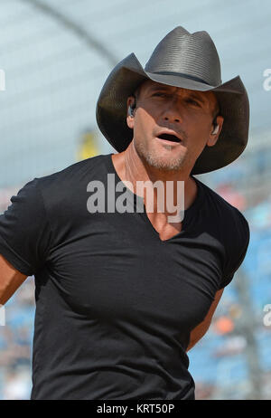 HOMESTEAD, FL - 22 novembre: musicista Tim McGraw esegue prima la NASCAR Sprint Cup Series Ford EcoBoost 400 a Homestead-Miami Speedway su Novembre 22, 2015 a Homestead, Florida. Persone: Tim McGraw Foto Stock