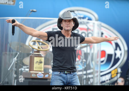 HOMESTEAD, FL - 22 novembre: musicista Tim McGraw esegue prima la NASCAR Sprint Cup Series Ford EcoBoost 400 a Homestead-Miami Speedway su Novembre 22, 2015 a Homestead, Florida. Persone: Tim McGraw Foto Stock