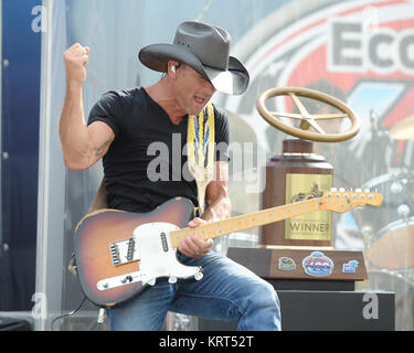HOMESTEAD, FL - 22 novembre: musicista Tim McGraw esegue prima la NASCAR Sprint Cup Series Ford EcoBoost 400 a Homestead-Miami Speedway su Novembre 22, 2015 a Homestead, Florida. Persone: Tim McGraw Foto Stock