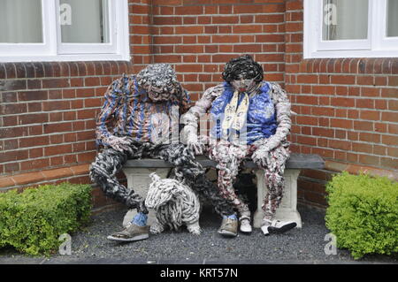 'Vecchia coppia' scultura, southwold, Inghilterra Foto Stock