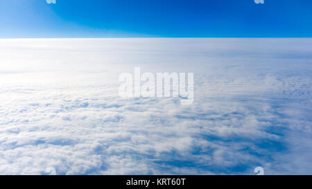 Nuvole dalla finestra aereo. altezza di 10 000 km. Nuvole Foto Stock