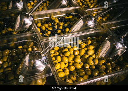 Olive in un mercato in stallo. Bocce di olive per la vendita su un mercato Foto Stock