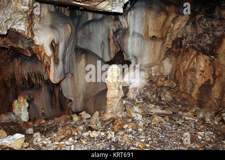 Bizzarre formazioni minerali nella caverna di stalattite Foto Stock