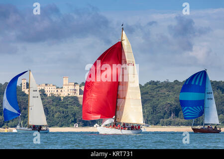 Il sole catture David Murrin's Cetewayo in Osborne Bay mentre competere a Cowes durante la Panerai British Classic Sailing Week regata. Picture data: Foto Stock