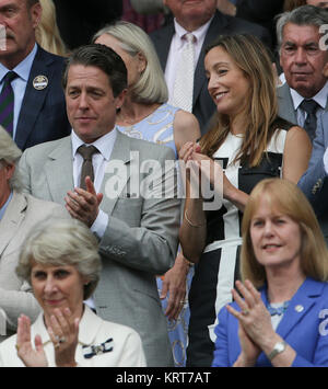 Londra, Inghilterra - Luglio 12: Hugh Grant, Anna Ebersteinattends 13 giorno del torneo di Wimbledon campionati di tennis a Wimbledon sulla luglio 12, 2015 a Londra, Inghilterra Persone: Hugh Grant, Anna Eberstein Foto Stock