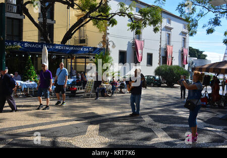 Musicisti di strada di eseguire al di fuori Restaurante Centro Comercial da sé, Funchal, Madeira, Portogallo Foto Stock