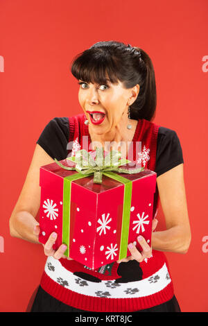 Donna di ricezione o dando grande regalo di Natale Foto Stock