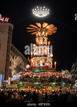 La piramide di natale decorazione luminosa e il bar di notte in Kropcke Hannover Foto Stock