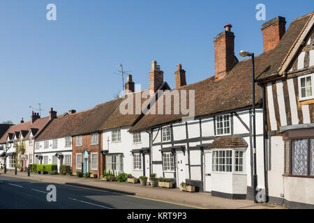 Proprietà terrazzati su high street, Henley in Arden, Warwickshire, Inghilterra, Regno Unito Foto Stock