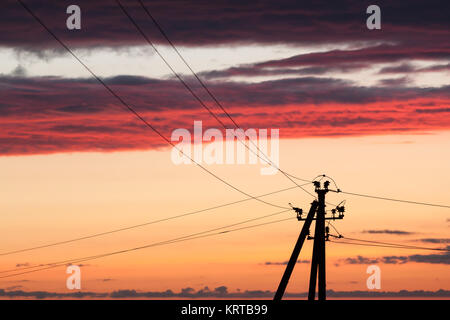 Linea elettrica contro il cielo colorato al tramonto Foto Stock