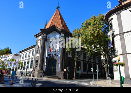 Il Banco de Portugal e la statua di João Gonçalves Zarco su Avenida Arriaga nel centro storico di Funchal, Madeira, Portogallo. Foto Stock