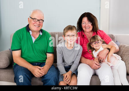 Nonni e nipoti che indossano occhiali Foto Stock