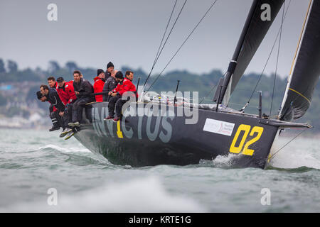 Sir Keith Mills (il quarto da destra) a bordo della sua barca da regata Invictus che prendono parte all'annuale intorno all isola gara off Cowes, Isola di Wi Foto Stock