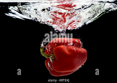 Peperone rosso, acqua splash. Foto Stock