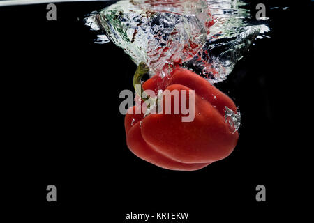 Peperone rosso, acqua splash. Foto Stock