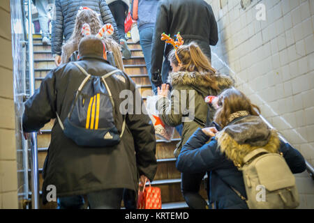 I viaggiatori di Natale affollano le scale uscendo da una metropolitana in New York domenica 17 dicembre, 2017. (© Richard B. Levine) Foto Stock