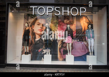 London, Regno Unito - 19 Febbraio 2017: Topshop marca vetrina nel centro di Londra. Foto Stock