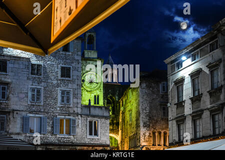 Piazza del Popolo con la torre della cattedrale di Split dietro illuminato sotto una luna piena in Split Croazia Foto Stock