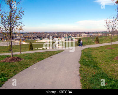 Legno e mattoni casa nuova costruzione di singole e a schiera di case di famiglia in Ontario, Canada Foto Stock