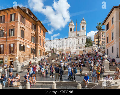 Scalinata di piazza di Spagna, Roma. La Scalinata di piazza di Spagna che guarda verso la chiesa di Trinita' dei Monti, Piazza di Spagna, Roma, Italia Foto Stock