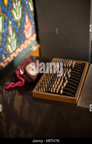 Dettagli vintage e gadget all'interno di un ufficio in una delle case più antiche in Old Yerevan, Armenia Foto Stock