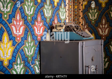 Dettagli vintage e gadget all'interno di un ufficio in una delle case più antiche in Old Yerevan, Armenia Foto Stock