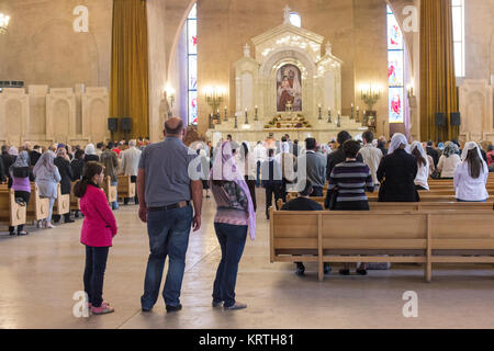 I credenti che frequentano la cerimonia ortodossa, Yerevan, Armenia: armeno credenti assistere ad una cerimonia all'interno di san Gregorio l Illuminatore nella cattedrale di Yerevan Foto Stock