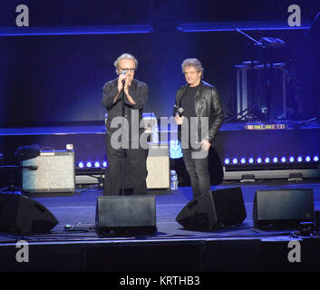 Verona, Italia - 14 Ottobre 2017: concerto dal vivo di Umberto Tozzi un famoso cantante italiano con il suo amico chiamato fausto leali all'Arena di Verona Foto Stock