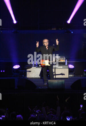 Verona, Italia - 14 Ottobre 2017: concerto dal vivo di Umberto Tozzi un pop italiano e il cantante rock utilizzando V segno con le mani Foto Stock