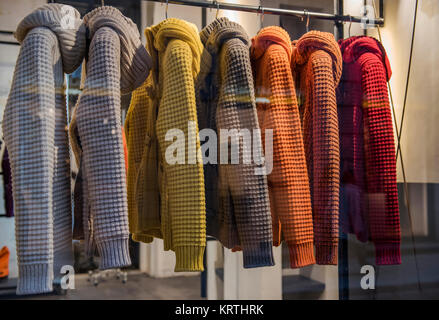 Vestiti da inverno collezione autunno su appendiabiti Foto Stock