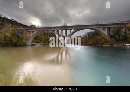 Pointe de La Jonction dove fiumi Rodano e Arve, con drastica differenza nel loro colore, si fondono per formare una sola - Ginevra Foto Stock