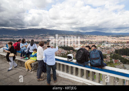 Cuenca Ecuador turismo; un turista che guarda sulla città di Cuenca da Turi, Cuenca, Ecuador America del Sud Foto Stock